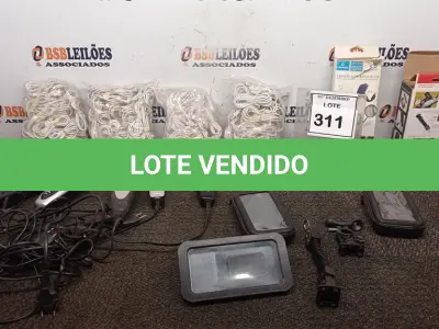 LOTE 311 - 01 LOTE COM VÁRIAS MÁQUINAS DE CORTAR CABELO, GRANDE QUANTIDADE DE CABO PARA CARREGAR CELULAR E 02 SUPORTES PARA CELULAR. (NO ESTADO) ATENÇÃO! FAZER A VISITAÇÃO ANTES DE ARREMATAR, NÃO SABEMOS SE FUNCIONA, LEILÃO NÃO TEM GARANTIA E NEM DEVOLUÇÃO, SUJEITO A POSSÍVEIS AVARIAS VISÍVEIS/OCULTAS E/OU AUSÊNCIA DE COMPONENTES.