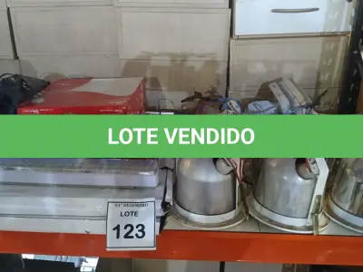 LOTE 123 - 01 LOTE COM VÁRIAS LUMINÁRIAS DE MARCA E MODELOS DIVERSOS. (NO ESTADO) ATENÇÃO! FAZER A VISITAÇÃO ANTES DE ARREMATAR, NÃO SABEMOS SE FUNCIONA, LEILÃO NÃO TEM GARANTIA E NEM DEVOLUÇÃO, SUJEITO A POSSÍVEIS AVARIAS VISÍVEIS/OCULTAS E/OU AUSÊNCIA DE COMPONENTES.
