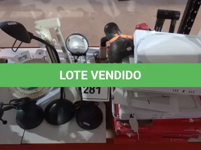 LOTE 281 - 01 LOTE COM GRANDE QUANTIDADE DE LUMINÁRIAS DE TETO E DE MESA DE MARCAS E MODELOS DIVERSOS. (NO ESTADO) ATENÇÃO! FAZER A VISITAÇÃO ANTES DE ARREMATAR, NÃO SABEMOS SE FUNCIONA, LEILÃO NÃO TEM GARANTIA E NEM DEVOLUÇÃO, SUJEITO A POSSÍVEIS AVARIAS VISÍVEIS/OCULTAS E/OU AUSÊNCIA DE COMPONENTES.