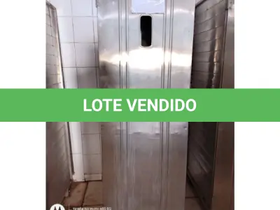 LOTE 105 - 01 ARMARIO P/ ARMAZENAR PÃO FRANCÊS, EM AÇO INOXIDAVEL, COM ROLDANAS, PORTAS COM VISOR DE VIDRO, DIMENSÕES: 180x64x74. 20 ASSADEIRAS DE 5 TIRAS EM FERRO. (NO ESTADO DE CONSERVAÇÃO QUE SE ENCONTRA)
