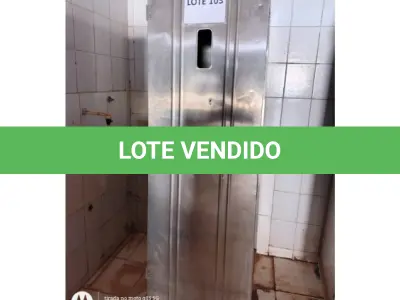 LOTE 103 - 01 ARMARIO P/ ARMAZENAR PÃO FRANCÊS, EM AÇO INOXIDAVEL, COM ROLDANAS, PORTAS COM VISOR DE VIDRO, DIMENSÕES: 180x64x74. 20 ASSADEIRAS DE 5 TIRAS EM FERRO. (NO ESTADO DE CONSERVAÇÃO QUE SE ENCONTRA)