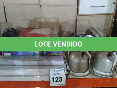 LOTE 123 - 01 LOTE COM VÁRIAS LUMINÁRIAS DE MARCA E MODELOS DIVERSOS. (NO ESTADO) ATENÇÃO! FAZER A VISITAÇÃO ANTES DE ARREMATAR, NÃO SABEMOS SE FUNCIONA, LEILÃO NÃO TEM GARANTIA E NEM DEVOLUÇÃO, SUJEITO A POSSÍVEIS AVARIAS VISÍVEIS/OCULTAS E/OU AUSÊNCIA DE COMPONENTES.