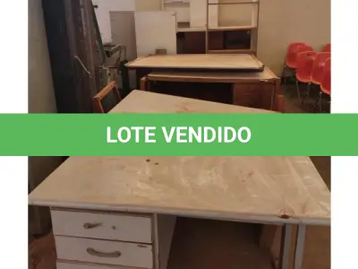 LOTE 083 - 16 ITENS, CONTENDO RACK DE PISO, ARQUIVOS DE AÇO, QUADROS BRANCOS NÃO MAGNÉTICO C/ APAGADOR, MESA FUNCIONÁRIO EM MADEIRA C/ 3 GAVETAS, ARMÁRIOS FECHADOS TAMPO SUPERIOR EM FORMING, COR CINZA, C/ 5 PRATELEIRAS E 2 PORTAS, GAVETEIRO EM MDF C/ 4 GAVETAS, PRANCHETAS PARA DESENHO-MESA, ARMÁRIO AÇO, MEDINDO: 1980 X 900 X 500MM, CONTENDO DUAS PORTAS, 4 PRATELEIRAS AJUSTÁVEIS, E FECHADURA COM CHAVE, CONFECCIONADO EM CHAPA DE AÇO N° 20, MESAS E BALCÃO EM MADEIRA COM PORTAS; ( NO ESTADO DE CONSERVAÇÃO QUE SE ENCONTRAM)