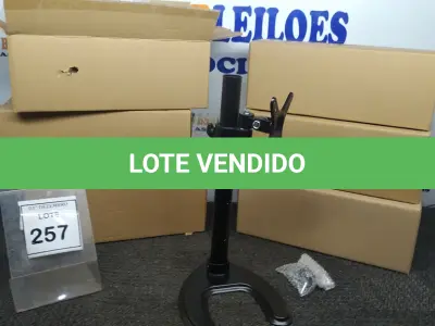 LOTE 257 - 01 CAIXA COM 06 SUPORTES PARA MONITORES MARCA DATEN. (NO ESTADO) ATENÇÃO! FAZER A VISITAÇÃO ANTES DE ARREMATAR, NÃO SABEMOS SE FUNCIONA, LEILÃO NÃO TEM GARANTIA E NEM DEVOLUÇÃO, SUJEITO A POSSÍVEIS AVARIAS VISÍVEIS/OCULTAS E/OU AUSÊNCIA DE COMPONENTES.