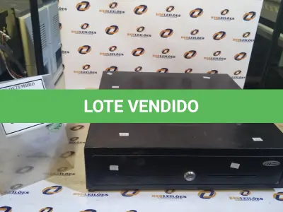 LOTE 250 - 01 GAVETA DE DINHEIRO. (NO ESTADO) ATENÇÃO! FAZER A VISITAÇÃO ANTES DE ARREMATAR, NÃO SABEMOS SE FUNCIONA, LEILÃO NÃO TEM GARANTIA E NEM DEVOLUÇÃO, SUJEITO A POSSÍVEIS AVARIAS VISÍVEIS/OCULTAS E/OU AUSÊNCIA DE COMPONENTES.