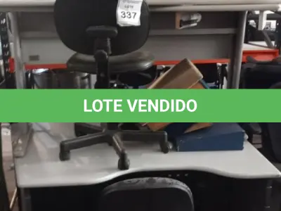 LOTE 337 - 03 MESAS PARA ESCRITÓRIOS, 04 CADEIRAS GIRATÓRIAS E 04 SUPORTES PARA PÉS. (NO ESTADO) ATENÇÃO! FAZER A VISITAÇÃO ANTES DE ARREMATAR, NÃO SABEMOS SE FUNCIONA, LEILÃO NÃO TEM GARANTIA E NEM DEVOLUÇÃO, SUJEITO A POSSÍVEIS AVARIAS VISÍVEIS/OCULTAS E/OU AUSÊNCIA DE COMPONENTES.