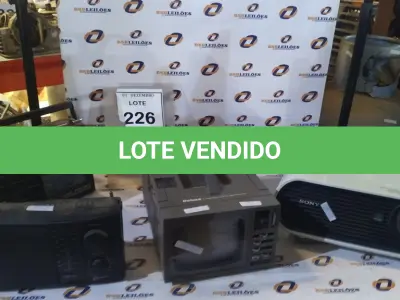 LOTE 226 - 01 PROJETOR MARCA SONY, 01 MINI TV PORTÁTIL AM/FM RÁDIO E 02 RÁDIOS. (NO ESTADO) ATENÇÃO! FAZER A VISITAÇÃO ANTES DE ARREMATAR, NÃO SABEMOS SE FUNCIONA, LEILÃO NÃO TEM GARANTIA E NEM DEVOLUÇÃO, SUJEITO A POSSÍVEIS AVARIAS VISÍVEIS/OCULTAS E/OU AUSÊNCIA DE COMPONENTES.