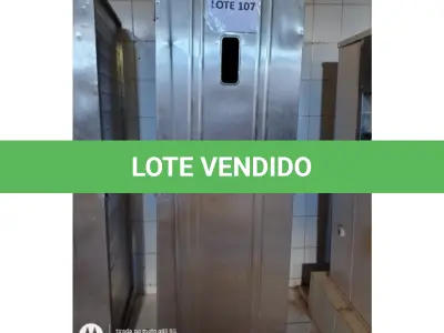 LOTE 107 - 01 ARMARIO P/ ARMAZENAR PÃO FRANCÊS, EM AÇO INOXIDAVEL, COM ROLDANAS, PORTAS COM VISOR DE VIDRO, DIMENSÕES: 180x64x74. 20 ASSADEIRAS DE 5 TIRAS EM FERRO. (NO ESTADO DE CONSERVAÇÃO QUE SE ENCONTRA)