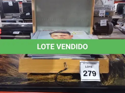 LOTE 279 - 01 QUADRO DECORATIVO, 01 CAIXA DE MADEIRA E GRANDE QUANTIDADE DE DISCOS DE VINIL. (NO ESTADO) ATENÇÃO! FAZER A VISITAÇÃO ANTES DE ARREMATAR, NÃO SABEMOS SE FUNCIONA, LEILÃO NÃO TEM GARANTIA E NEM DEVOLUÇÃO, SUJEITO A POSSÍVEIS AVARIAS VISÍVEIS/OCULTAS E/OU AUSÊNCIA DE COMPONENTES.