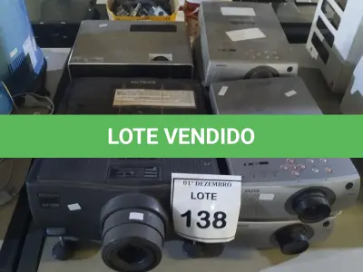 LOTE 138 - 07 PROJETORES DE MARCAS E MODELOS DIVERSOS. (NO ESTADO) ATENÇÃO! FAZER A VISITAÇÃO ANTES DE ARREMATAR, NÃO SABEMOS SE FUNCIONA, LEILÃO NÃO TEM GARANTIA E NEM DEVOLUÇÃO, SUJEITO A POSSÍVEIS AVARIAS VISÍVEIS/OCULTAS E/OU AUSÊNCIA DE COMPONENTES.