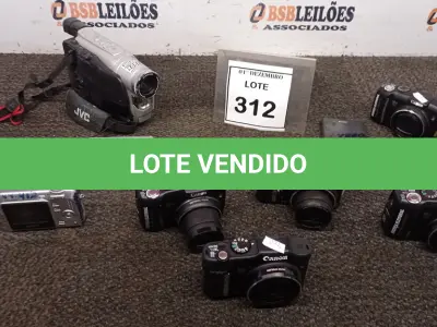 LOTE 312 - 01 FILMADORA MARCA JVC, 01 CELULAR MARCA SONY E 07 CÂMERAS FOTOGRÁFICAS DE MARCAS E MODELOS DIVERSOS. (NO ESTADO) ATENÇÃO! FAZER A VISITAÇÃO ANTES DE ARREMATAR, NÃO SABEMOS SE FUNCIONA, LEILÃO NÃO TEM GARANTIA E NEM DEVOLUÇÃO, SUJEITO A POSSÍVEIS AVARIAS VISÍVEIS/OCULTAS E/OU AUSÊNCIA DE COMPONENTES.