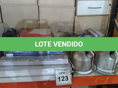 LOTE 123 - 01 LOTE COM VÁRIAS LUMINÁRIAS DE MARCA E MODELOS DIVERSOS. (NO ESTADO) ATENÇÃO! FAZER A VISITAÇÃO ANTES DE ARREMATAR, NÃO SABEMOS SE FUNCIONA, LEILÃO NÃO TEM GARANTIA E NEM DEVOLUÇÃO, SUJEITO A POSSÍVEIS AVARIAS VISÍVEIS/OCULTAS E/OU AUSÊNCIA DE COMPONENTES.