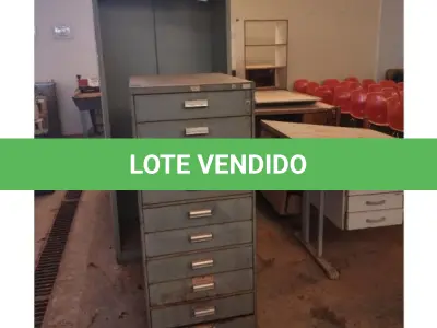 LOTE 083 - 16 ITENS, CONTENDO RACK DE PISO, ARQUIVOS DE AÇO, QUADROS BRANCOS NÃO MAGNÉTICO C/ APAGADOR, MESA FUNCIONÁRIO EM MADEIRA C/ 3 GAVETAS, ARMÁRIOS FECHADOS TAMPO SUPERIOR EM FORMING, COR CINZA, C/ 5 PRATELEIRAS E 2 PORTAS, GAVETEIRO EM MDF C/ 4 GAVETAS, PRANCHETAS PARA DESENHO-MESA, ARMÁRIO AÇO, MEDINDO: 1980 X 900 X 500MM, CONTENDO DUAS PORTAS, 4 PRATELEIRAS AJUSTÁVEIS, E FECHADURA COM CHAVE, CONFECCIONADO EM CHAPA DE AÇO N° 20, MESAS E BALCÃO EM MADEIRA COM PORTAS; ( NO ESTADO DE CONSERVAÇÃO QUE SE ENCONTRAM)
