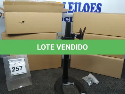 LOTE 257 - 01 CAIXA COM 06 SUPORTES PARA MONITORES MARCA DATEN. (NO ESTADO) ATENÇÃO! FAZER A VISITAÇÃO ANTES DE ARREMATAR, NÃO SABEMOS SE FUNCIONA, LEILÃO NÃO TEM GARANTIA E NEM DEVOLUÇÃO, SUJEITO A POSSÍVEIS AVARIAS VISÍVEIS/OCULTAS E/OU AUSÊNCIA DE COMPONENTES.