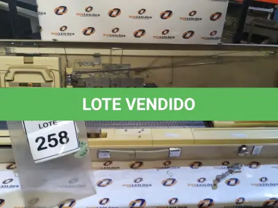 LOTE 258 - 01 MÁQUINA DE TRICOTAR MARCA ELGIN. (NO ESTADO) ATENÇÃO! FAZER A VISITAÇÃO ANTES DE ARREMATAR, NÃO SABEMOS SE FUNCIONA, LEILÃO NÃO TEM GARANTIA E NEM DEVOLUÇÃO, SUJEITO A POSSÍVEIS AVARIAS VISÍVEIS/OCULTAS E/OU AUSÊNCIA DE COMPONENTES.