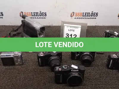 LOTE 312 - 01 FILMADORA MARCA JVC, 01 CELULAR MARCA SONY E 07 CÂMERAS FOTOGRÁFICAS DE MARCAS E MODELOS DIVERSOS. (NO ESTADO) ATENÇÃO! FAZER A VISITAÇÃO ANTES DE ARREMATAR, NÃO SABEMOS SE FUNCIONA, LEILÃO NÃO TEM GARANTIA E NEM DEVOLUÇÃO, SUJEITO A POSSÍVEIS AVARIAS VISÍVEIS/OCULTAS E/OU AUSÊNCIA DE COMPONENTES.