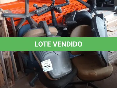 LOTE 352 - 01 LOTE COM VÁRIAS CADEIRAS DE ESCRITÓRIO PARA RETIRADA DE PEÇAS. (NO ESTADO) ATENÇÃO! FAZER A VISITAÇÃO ANTES DE ARREMATAR, NÃO SABEMOS SE FUNCIONA, LEILÃO NÃO TEM GARANTIA E NEM DEVOLUÇÃO, SUJEITO A POSSÍVEIS AVARIAS VISÍVEIS/OCULTAS E/OU AUSÊNCIA DE COMPONENTES.