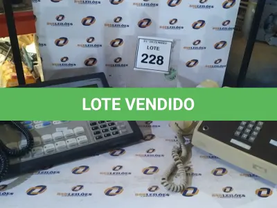 LOTE 228 - 01 TERMINAL DE OPERADORA TELEFÔNICA E 01 TELEFONE COMERCIAL MULTILINHA ITT. (NO ESTADO) ATENÇÃO! FAZER A VISITAÇÃO ANTES DE ARREMATAR, NÃO SABEMOS SE FUNCIONA, LEILÃO NÃO TEM GARANTIA E NEM DEVOLUÇÃO, SUJEITO A POSSÍVEIS AVARIAS VISÍVEIS/OCULTAS E/OU AUSÊNCIA DE COMPONENTES.