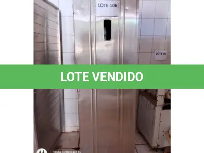 LOTE 106 - 01 ARMARIO P/ ARMAZENAR PÃO FRANCÊS, EM AÇO INOXIDAVEL, COM ROLDANAS, PORTAS COM VISOR DE VIDRO, DIMENSÕES: 180x64x74. 20 ASSADEIRAS DE 5 TIRAS EM FERRO. (NO ESTADO DE CONSERVAÇÃO QUE SE ENCONTRA)