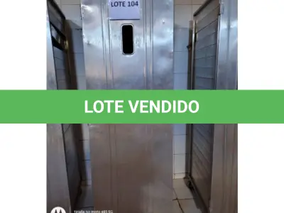 LOTE 104 - 01 ARMARIO P/ ARMAZENAR PÃO FRANCÊS, EM AÇO INOXIDAVEL, COM ROLDANAS, PORTAS COM VISOR DE VIDRO, DIMENSÕES: 180x64x74. 20 ASSADEIRAS DE 5 TIRAS EM FERRO. (NO ESTADO DE CONSERVAÇÃO QUE SE ENCONTRA)