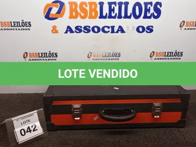 LOTE 042 - 01 MALETA CASE. (NO ESTADO) ATENÇÃO! FAZER A VISITAÇÃO ANTES DE ARREMATAR, NÃO SABEMOS SE FUNCIONA, LEILÃO NÃO TEM GARANTIA E NEM DEVOLUÇÃO, SUJEITO A POSSÍVEIS AVARIAS VISÍVEIS/OCULTAS E/OU AUSÊNCIA DE COMPONENTES.