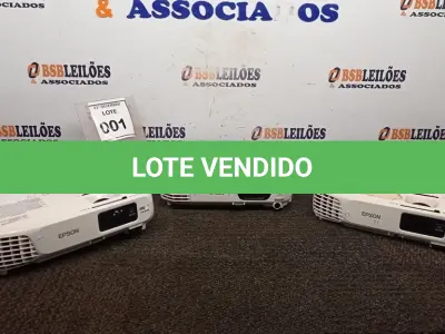 LOTE 001 - 03 PROJETORES MARCA EPSON PARA RETIRADA DE PEÇAS. (NO ESTADO) ATENÇÃO! FAZER A VISITAÇÃO ANTES DE ARREMATAR, NÃO SABEMOS SE FUNCIONA, LEILÃO NÃO TEM GARANTIA E NEM DEVOLUÇÃO, SUJEITO A POSSÍVEIS AVARIAS VISÍVEIS/OCULTAS E/OU AUSÊNCIA DE COMPONENTES.