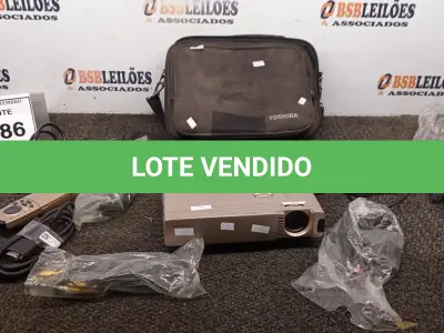 LOTE 186 - 01 PROJETOR MODELO LEGEND LX-8 MARCA LIGHTWARE COM CABOS E BOLSA. (NO ESTADO) ATENÇÃO! FAZER A VISITAÇÃO ANTES DE ARREMATAR, NÃO SABEMOS SE FUNCIONA, LEILÃO NÃO TEM GARANTIA E NEM DEVOLUÇÃO, SUJEITO A POSSÍVEIS AVARIAS VISÍVEIS/OCULTAS E/OU AUSÊNCIA DE COMPONENTES.