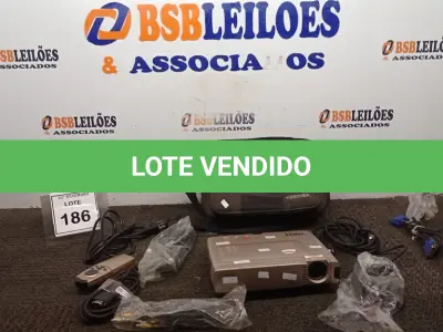 LOTE 186 - 01 PROJETOR MODELO LEGEND LX-8 MARCA LIGHTWARE COM CABOS E BOLSA. (NO ESTADO) ATENÇÃO! FAZER A VISITAÇÃO ANTES DE ARREMATAR, NÃO SABEMOS SE FUNCIONA, LEILÃO NÃO TEM GARANTIA E NEM DEVOLUÇÃO, SUJEITO A POSSÍVEIS AVARIAS VISÍVEIS/OCULTAS E/OU AUSÊNCIA DE COMPONENTES.