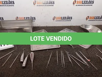 LOTE 179 - 01 CAIXA COM BANDEJAS CIRÚRGICAS E VÁRIAS FERRAMENTAS ODONTOLÓGICAS. (NO ESTADO) ATENÇÃO! FAZER A VISITAÇÃO ANTES DE ARREMATAR, NÃO SABEMOS SE FUNCIONA, LEILÃO NÃO TEM GARANTIA E NEM DEVOLUÇÃO, SUJEITO A POSSÍVEIS AVARIAS VISÍVEIS/OCULTAS E/OU AUSÊNCIA DE COMPONENTES.