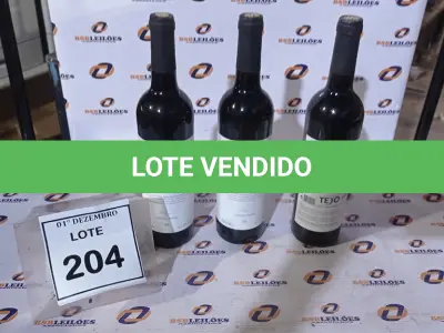 LOTE 204 - 03 GARRAFAS DE VINHO FINO TINTO SECO VALA REAL DE 750ML SAFRA 2019. (NO ESTADO) ATENÇÃO! FAZER A VISITAÇÃO ANTES DE ARREMATAR, NÃO SABEMOS SE FUNCIONA, LEILÃO NÃO TEM GARANTIA E NEM DEVOLUÇÃO, SUJEITO A POSSÍVEIS AVARIAS VISÍVEIS/OCULTAS E/OU AUSÊNCIA DE COMPONENTES.
