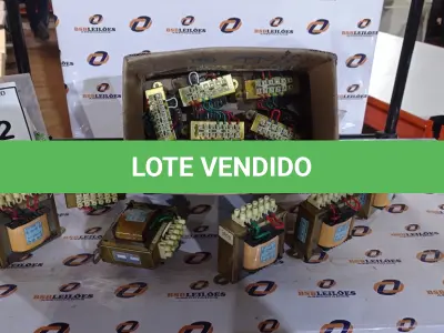 LOTE 212 - 01 LOTE COM VÁRIOS TRANSFORMADORES. (NO ESTADO) ATENÇÃO! FAZER A VISITAÇÃO ANTES DE ARREMATAR, NÃO SABEMOS SE FUNCIONA, LEILÃO NÃO TEM GARANTIA E NEM DEVOLUÇÃO, SUJEITO A POSSÍVEIS AVARIAS VISÍVEIS/OCULTAS E/OU AUSÊNCIA DE COMPONENTES.