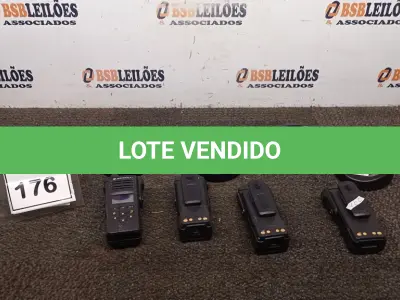LOTE 176 - 04 RÁDIOS COMUNICADORES MARCA MOTOROLA. (NO ESTADO) ATENÇÃO! FAZER A VISITAÇÃO ANTES DE ARREMATAR, NÃO SABEMOS SE FUNCIONA, LEILÃO NÃO TEM GARANTIA E NEM DEVOLUÇÃO, SUJEITO A POSSÍVEIS AVARIAS VISÍVEIS/OCULTAS E/OU AUSÊNCIA DE COMPONENTES.