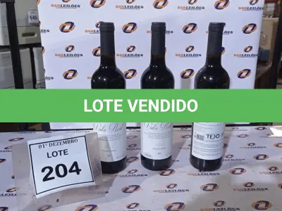 LOTE 204 - 03 GARRAFAS DE VINHO FINO TINTO SECO VALA REAL DE 750ML SAFRA 2019. (NO ESTADO) ATENÇÃO! FAZER A VISITAÇÃO ANTES DE ARREMATAR, NÃO SABEMOS SE FUNCIONA, LEILÃO NÃO TEM GARANTIA E NEM DEVOLUÇÃO, SUJEITO A POSSÍVEIS AVARIAS VISÍVEIS/OCULTAS E/OU AUSÊNCIA DE COMPONENTES.