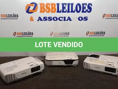LOTE 001 - 03 PROJETORES MARCA EPSON PARA RETIRADA DE PEÇAS. (NO ESTADO) ATENÇÃO! FAZER A VISITAÇÃO ANTES DE ARREMATAR, NÃO SABEMOS SE FUNCIONA, LEILÃO NÃO TEM GARANTIA E NEM DEVOLUÇÃO, SUJEITO A POSSÍVEIS AVARIAS VISÍVEIS/OCULTAS E/OU AUSÊNCIA DE COMPONENTES.