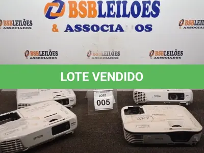 LOTE 005 - 04 PROJETORES MARCA EPSON PARA RETIRADA DE PEÇAS. (NO ESTADO) ATENÇÃO! FAZER A VISITAÇÃO ANTES DE ARREMATAR, NÃO SABEMOS SE FUNCIONA, LEILÃO NÃO TEM GARANTIA E NEM DEVOLUÇÃO, SUJEITO A POSSÍVEIS AVARIAS VISÍVEIS/OCULTAS E/OU AUSÊNCIA DE COMPONENTES.