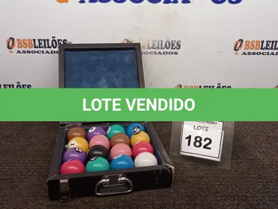 LOTE 182 - 01 MALETA COM 16 BOLAS DE SINUCA 54MM. (NO ESTADO) ATENÇÃO! FAZER A VISITAÇÃO ANTES DE ARREMATAR, NÃO SABEMOS SE FUNCIONA, LEILÃO NÃO TEM GARANTIA E NEM DEVOLUÇÃO, SUJEITO A POSSÍVEIS AVARIAS VISÍVEIS/OCULTAS E/OU AUSÊNCIA DE COMPONENTES.