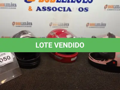 LOTE 050 - 03 CAPACETES. (NO ESTADO) ATENÇÃO! FAZER A VISITAÇÃO ANTES DE ARREMATAR, NÃO SABEMOS SE FUNCIONA, LEILÃO NÃO TEM GARANTIA E NEM DEVOLUÇÃO, SUJEITO A POSSÍVEIS AVARIAS VISÍVEIS/OCULTAS E/OU AUSÊNCIA DE COMPONENTES.