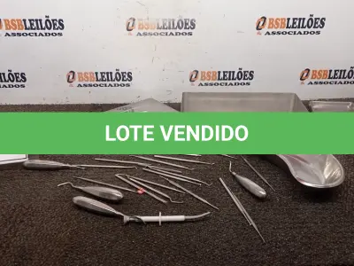 LOTE 184 - 01 CAIXA COM BANDEJAS CIRÚRGICAS E VÁRIAS FERRAMENTAS ODONTOLÓGICAS. (NO ESTADO) ATENÇÃO! FAZER A VISITAÇÃO ANTES DE ARREMATAR, NÃO SABEMOS SE FUNCIONA, LEILÃO NÃO TEM GARANTIA E NEM DEVOLUÇÃO, SUJEITO A POSSÍVEIS AVARIAS VISÍVEIS/OCULTAS E/OU AUSÊNCIA DE COMPONENTES.