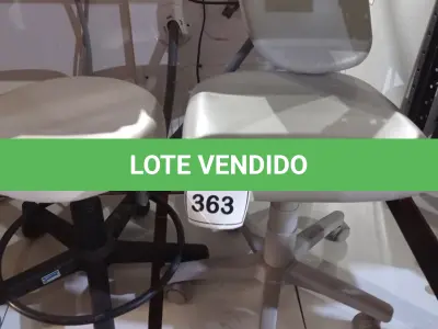 LOTE 363 - 01 CADEIRA E 01 BANQUETA MOCHO. (NO ESTADO) ATENÇÃO! FAZER A VISITAÇÃO ANTES DE ARREMATAR, NÃO SABEMOS SE FUNCIONA, LEILÃO NÃO TEM GARANTIA E NEM DEVOLUÇÃO, SUJEITO A POSSÍVEIS AVARIAS VISÍVEIS/OCULTAS E/OU AUSÊNCIA DE COMPONENTES.