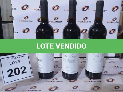 LOTE 202 - 03 GARRAFAS DE VINHO FINO TINTO SECO VALA REAL DE 750ML SAFRA 2019. (NO ESTADO) ATENÇÃO! FAZER A VISITAÇÃO ANTES DE ARREMATAR, NÃO SABEMOS SE FUNCIONA, LEILÃO NÃO TEM GARANTIA E NEM DEVOLUÇÃO, SUJEITO A POSSÍVEIS AVARIAS VISÍVEIS/OCULTAS E/OU AUSÊNCIA DE COMPONENTES.