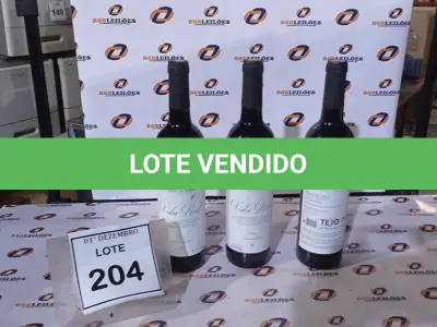 LOTE 204 - 03 GARRAFAS DE VINHO FINO TINTO SECO VALA REAL DE 750ML SAFRA 2019. (NO ESTADO) ATENÇÃO! FAZER A VISITAÇÃO ANTES DE ARREMATAR, NÃO SABEMOS SE FUNCIONA, LEILÃO NÃO TEM GARANTIA E NEM DEVOLUÇÃO, SUJEITO A POSSÍVEIS AVARIAS VISÍVEIS/OCULTAS E/OU AUSÊNCIA DE COMPONENTES.