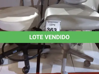 LOTE 363 - 01 CADEIRA E 01 BANQUETA MOCHO. (NO ESTADO) ATENÇÃO! FAZER A VISITAÇÃO ANTES DE ARREMATAR, NÃO SABEMOS SE FUNCIONA, LEILÃO NÃO TEM GARANTIA E NEM DEVOLUÇÃO, SUJEITO A POSSÍVEIS AVARIAS VISÍVEIS/OCULTAS E/OU AUSÊNCIA DE COMPONENTES.