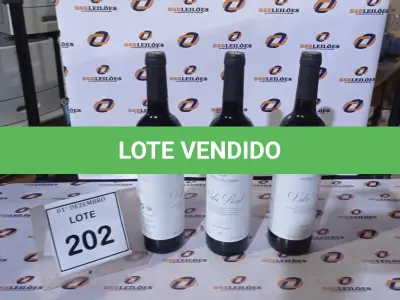 LOTE 202 - 03 GARRAFAS DE VINHO FINO TINTO SECO VALA REAL DE 750ML SAFRA 2019. (NO ESTADO) ATENÇÃO! FAZER A VISITAÇÃO ANTES DE ARREMATAR, NÃO SABEMOS SE FUNCIONA, LEILÃO NÃO TEM GARANTIA E NEM DEVOLUÇÃO, SUJEITO A POSSÍVEIS AVARIAS VISÍVEIS/OCULTAS E/OU AUSÊNCIA DE COMPONENTES.