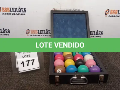 LOTE 177 - 01 MALETA COM 16 BOLAS DE SINUCA 54MM. (NO ESTADO) ATENÇÃO! FAZER A VISITAÇÃO ANTES DE ARREMATAR, NÃO SABEMOS SE FUNCIONA, LEILÃO NÃO TEM GARANTIA E NEM DEVOLUÇÃO, SUJEITO A POSSÍVEIS AVARIAS VISÍVEIS/OCULTAS E/OU AUSÊNCIA DE COMPONENTES.
