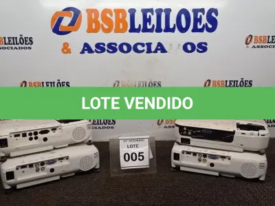 LOTE 005 - 04 PROJETORES MARCA EPSON PARA RETIRADA DE PEÇAS. (NO ESTADO) ATENÇÃO! FAZER A VISITAÇÃO ANTES DE ARREMATAR, NÃO SABEMOS SE FUNCIONA, LEILÃO NÃO TEM GARANTIA E NEM DEVOLUÇÃO, SUJEITO A POSSÍVEIS AVARIAS VISÍVEIS/OCULTAS E/OU AUSÊNCIA DE COMPONENTES.