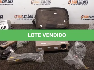LOTE 186 - 01 PROJETOR MODELO LEGEND LX-8 MARCA LIGHTWARE COM CABOS E BOLSA. (NO ESTADO) ATENÇÃO! FAZER A VISITAÇÃO ANTES DE ARREMATAR, NÃO SABEMOS SE FUNCIONA, LEILÃO NÃO TEM GARANTIA E NEM DEVOLUÇÃO, SUJEITO A POSSÍVEIS AVARIAS VISÍVEIS/OCULTAS E/OU AUSÊNCIA DE COMPONENTES.