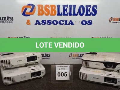 LOTE 005 - 04 PROJETORES MARCA EPSON PARA RETIRADA DE PEÇAS. (NO ESTADO) ATENÇÃO! FAZER A VISITAÇÃO ANTES DE ARREMATAR, NÃO SABEMOS SE FUNCIONA, LEILÃO NÃO TEM GARANTIA E NEM DEVOLUÇÃO, SUJEITO A POSSÍVEIS AVARIAS VISÍVEIS/OCULTAS E/OU AUSÊNCIA DE COMPONENTES.