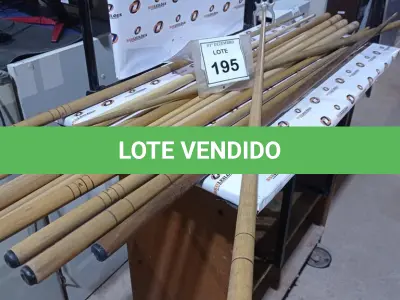 LOTE 195 - 01 LOTE COM VÁRIOS TACOS DE SINUCA DE 1,45M. (NO ESTADO) ATENÇÃO! FAZER A VISITAÇÃO ANTES DE ARREMATAR, NÃO SABEMOS SE FUNCIONA, LEILÃO NÃO TEM GARANTIA E NEM DEVOLUÇÃO, SUJEITO A POSSÍVEIS AVARIAS VISÍVEIS/OCULTAS E/OU AUSÊNCIA DE COMPONENTES.