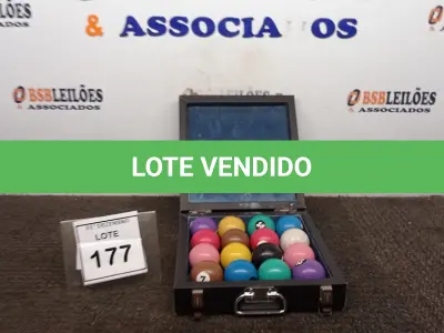 LOTE 177 - 01 MALETA COM 16 BOLAS DE SINUCA 54MM. (NO ESTADO) ATENÇÃO! FAZER A VISITAÇÃO ANTES DE ARREMATAR, NÃO SABEMOS SE FUNCIONA, LEILÃO NÃO TEM GARANTIA E NEM DEVOLUÇÃO, SUJEITO A POSSÍVEIS AVARIAS VISÍVEIS/OCULTAS E/OU AUSÊNCIA DE COMPONENTES.