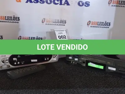 LOTE 002 - 02 APARELHOS DE VÍDEO CASSETE MARCAS LG E PHILCO. (NO ESTADO) ATENÇÃO! FAZER A VISITAÇÃO ANTES DE ARREMATAR, NÃO SABEMOS SE FUNCIONA, LEILÃO NÃO TEM GARANTIA E NEM DEVOLUÇÃO, SUJEITO A POSSÍVEIS AVARIAS VISÍVEIS/OCULTAS E/OU AUSÊNCIA DE COMPONENTES.